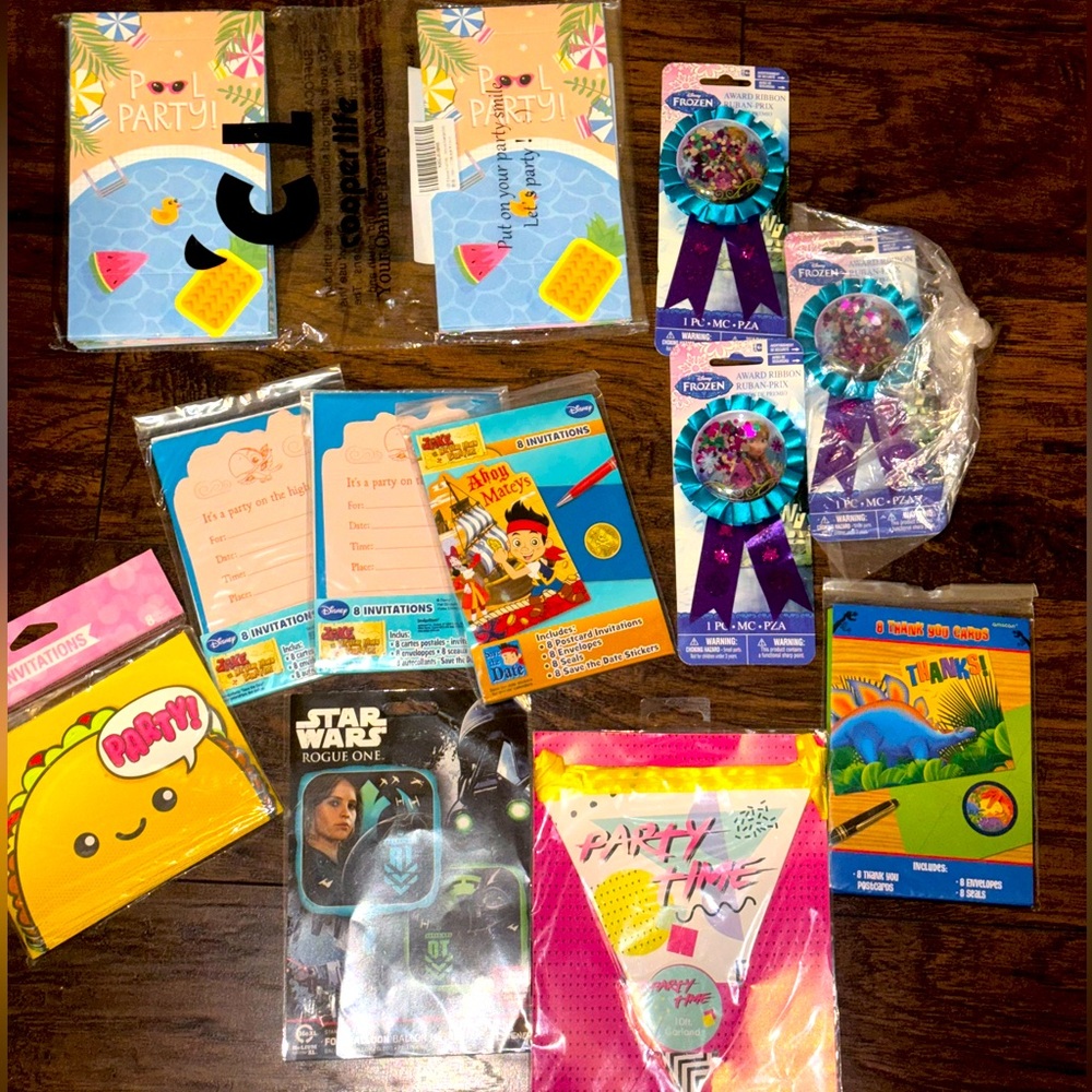 Bundle of 11 Assorted/Mixed Party Supplies & Decorations